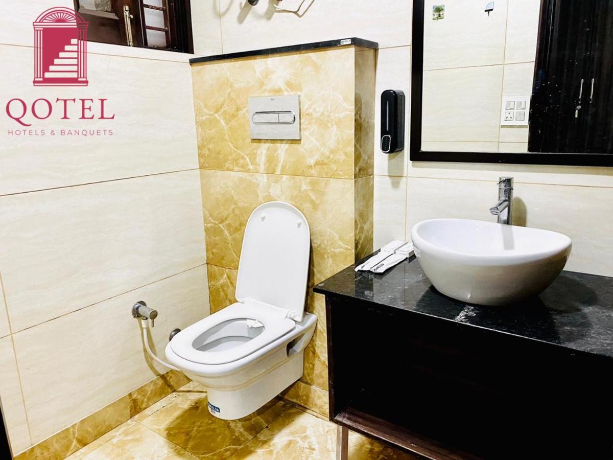 Qotel Hotel Rajouri Garden Above Ritu Marbles, Near Rajouri Garden Metro Station-Couple Friendly Nueva Delhi Exterior foto