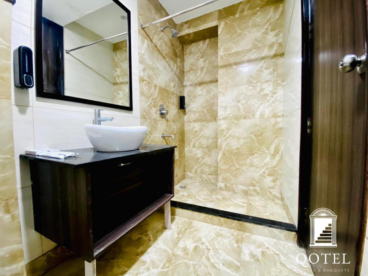 Qotel Hotel Rajouri Garden Above Ritu Marbles, Near Rajouri Garden Metro Station-Couple Friendly Nueva Delhi Exterior foto