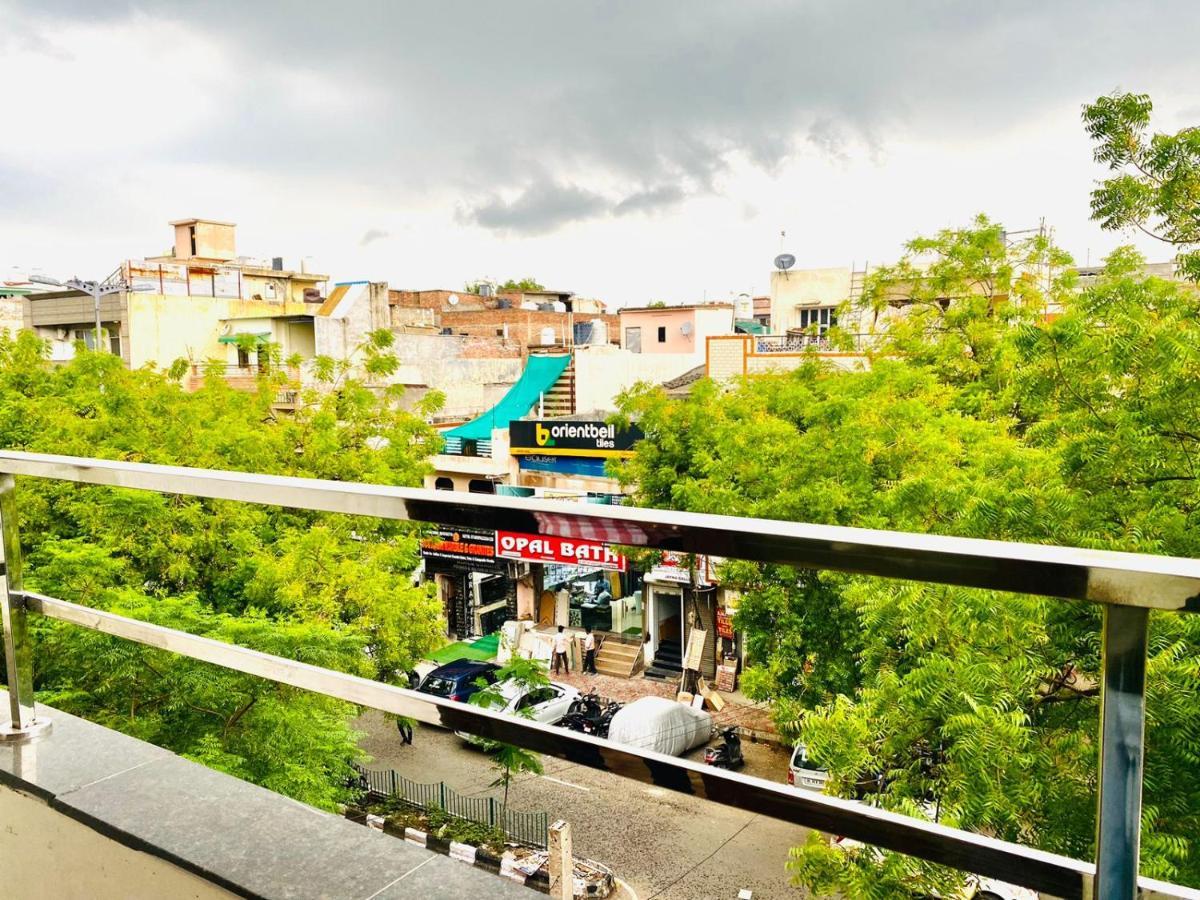 Qotel Hotel Rajouri Garden Above Ritu Marbles, Near Rajouri Garden Metro Station-Couple Friendly Nueva Delhi Exterior foto
