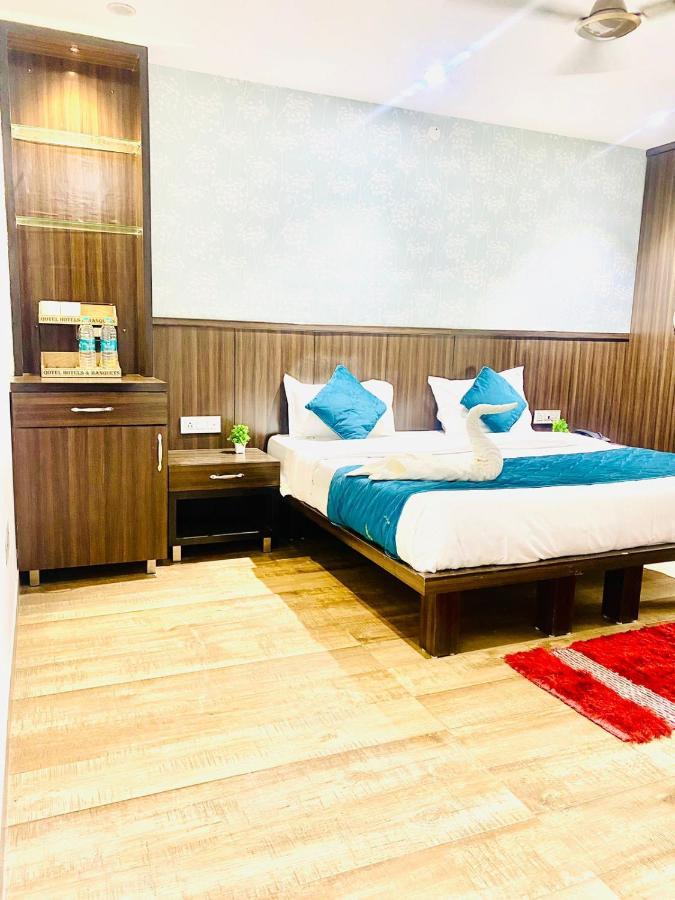 Qotel Hotel Rajouri Garden Above Ritu Marbles, Near Rajouri Garden Metro Station-Couple Friendly Nueva Delhi Exterior foto