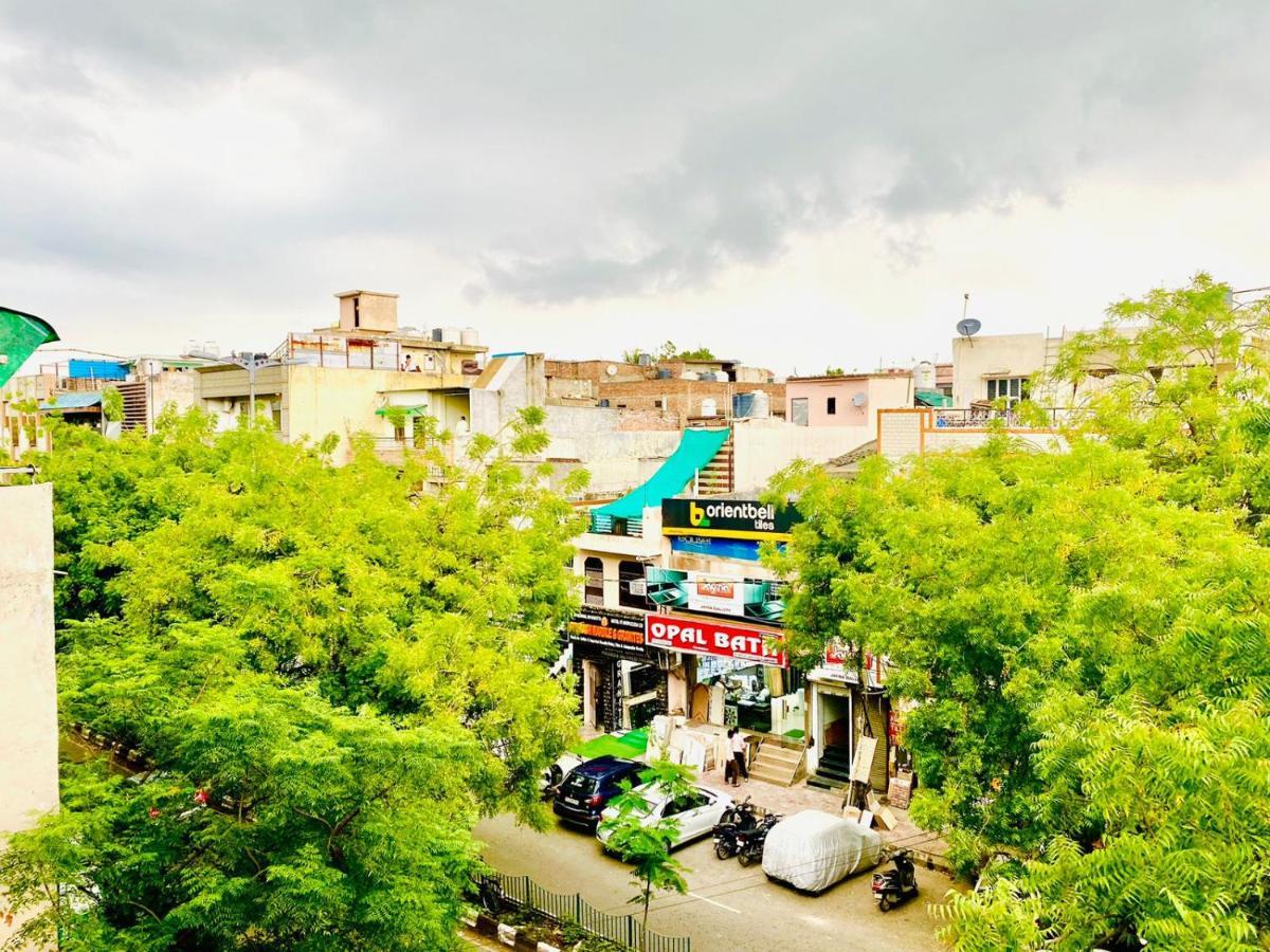 Qotel Hotel Rajouri Garden Above Ritu Marbles, Near Rajouri Garden Metro Station-Couple Friendly Nueva Delhi Exterior foto