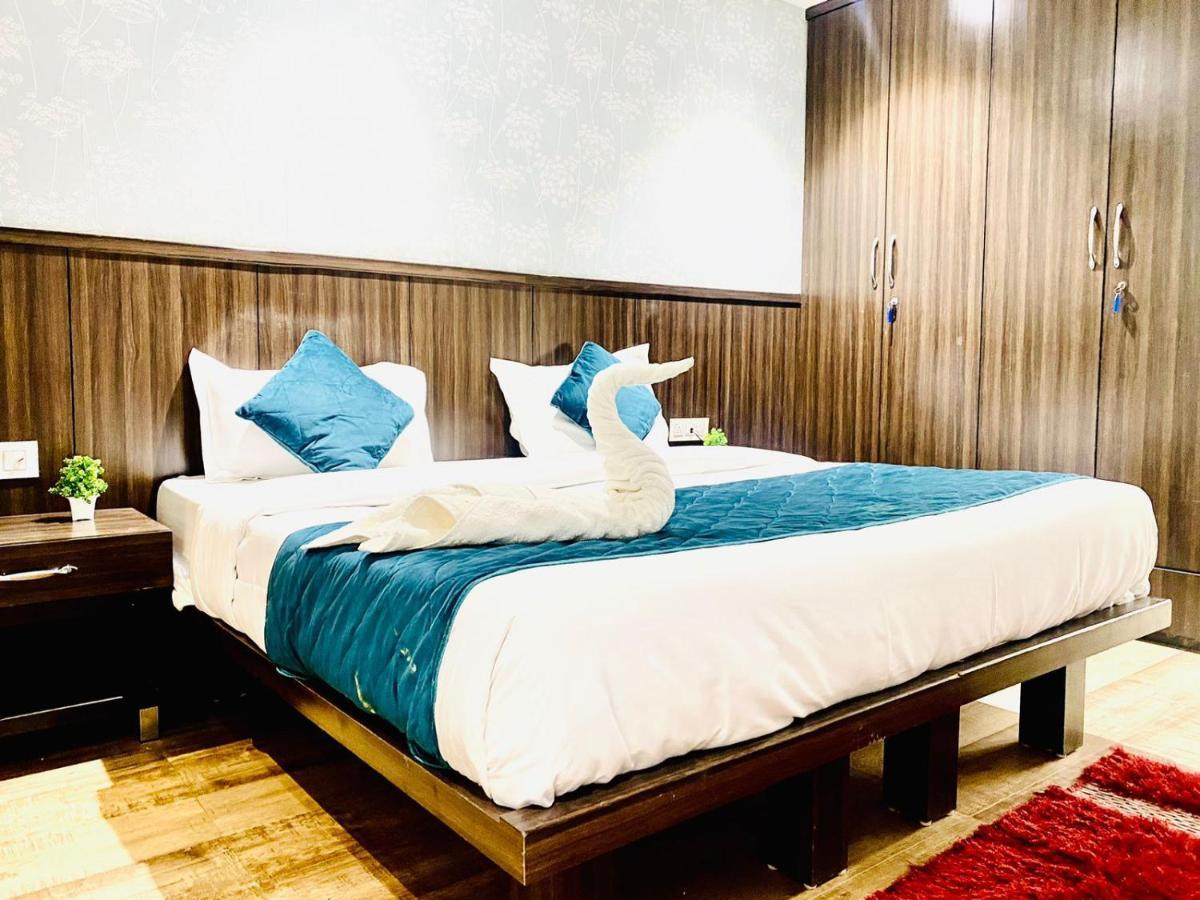 Qotel Hotel Rajouri Garden Above Ritu Marbles, Near Rajouri Garden Metro Station-Couple Friendly Nueva Delhi Exterior foto