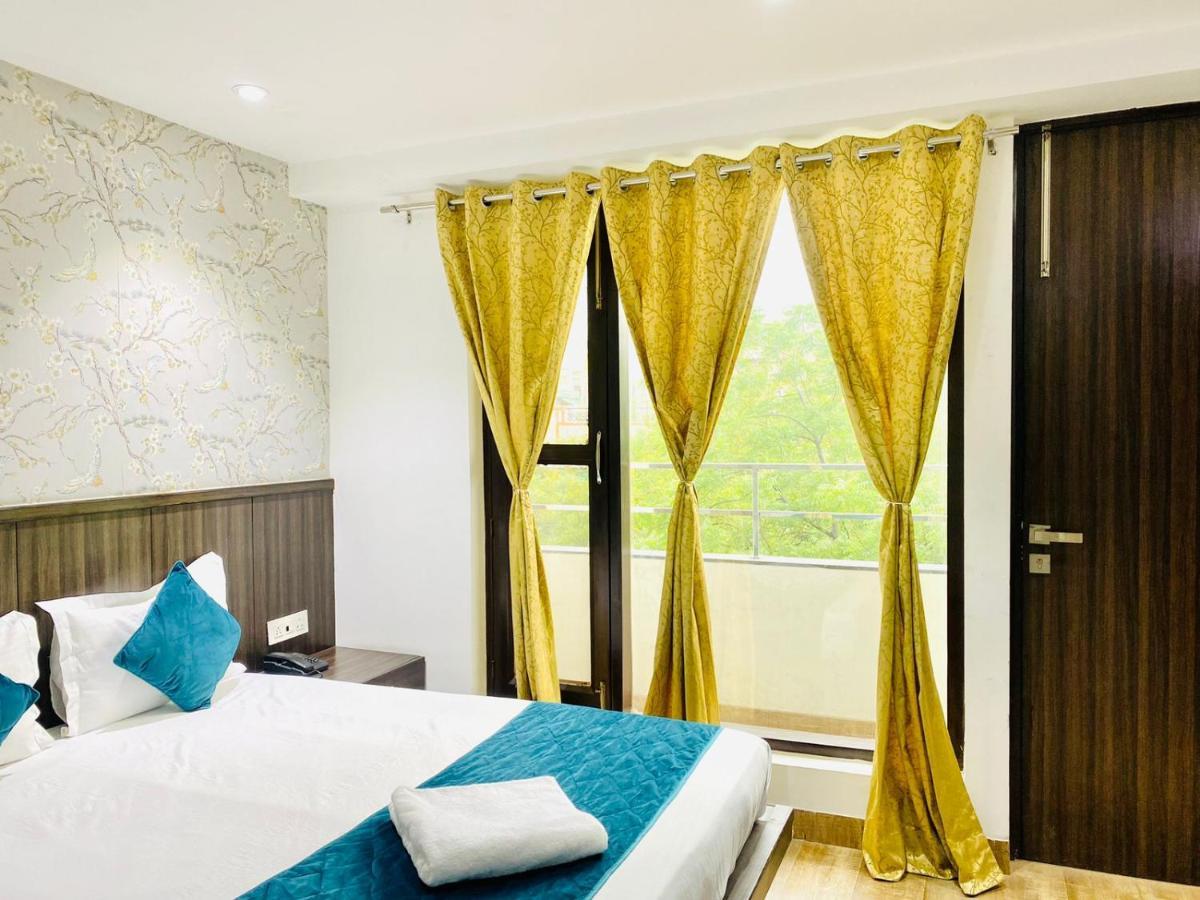 Qotel Hotel Rajouri Garden Above Ritu Marbles, Near Rajouri Garden Metro Station-Couple Friendly Nueva Delhi Exterior foto