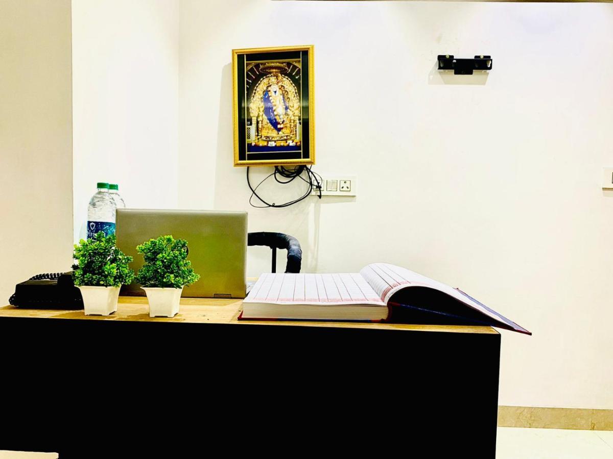 Qotel Hotel Rajouri Garden Above Ritu Marbles, Near Rajouri Garden Metro Station-Couple Friendly Nueva Delhi Exterior foto