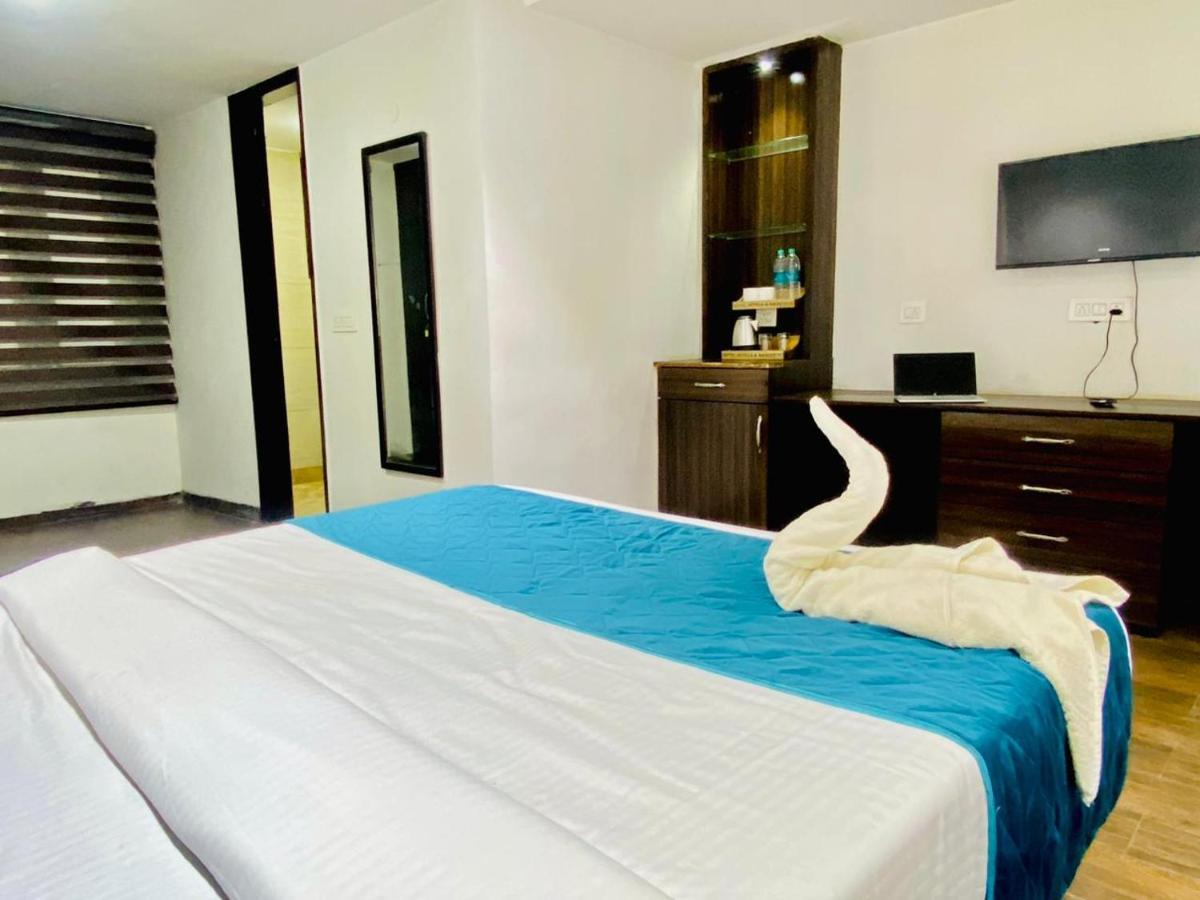 Qotel Hotel Rajouri Garden Above Ritu Marbles, Near Rajouri Garden Metro Station-Couple Friendly Nueva Delhi Exterior foto