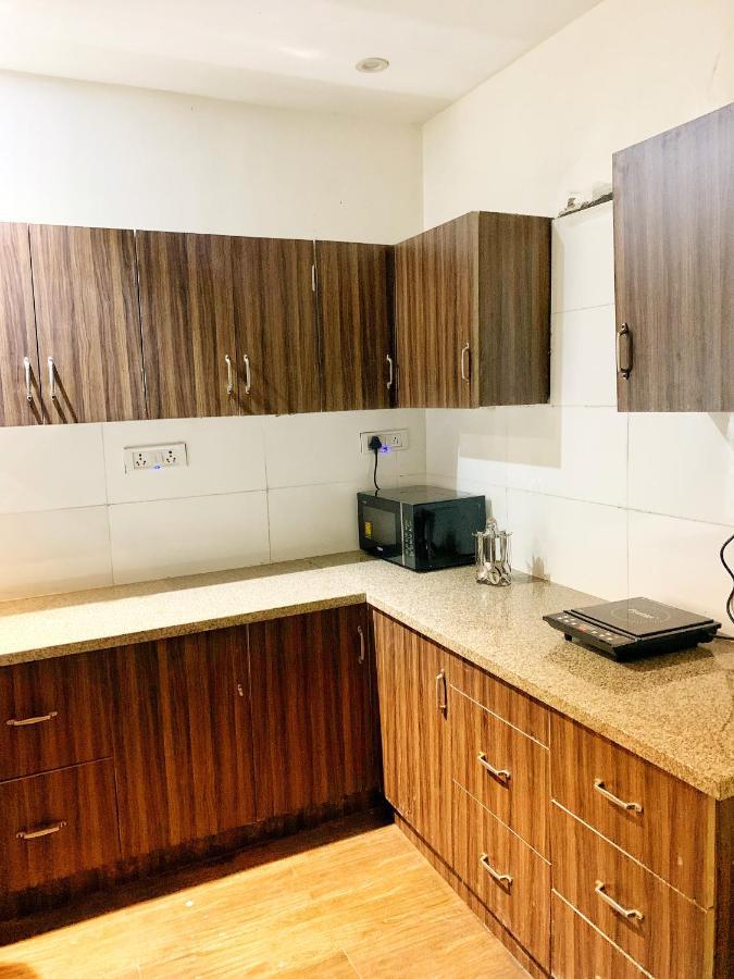 Qotel Hotel Rajouri Garden Above Ritu Marbles, Near Rajouri Garden Metro Station-Couple Friendly Nueva Delhi Exterior foto